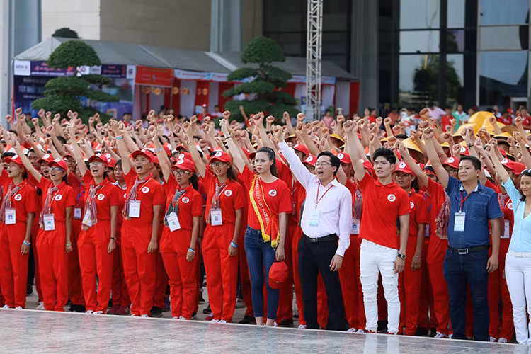 Thùy Trang còn cùng 2000 bạn trẻ xếp hình Cờ đỏ sao vàng và hô vang khẩu hiệu để thể hiện sự quyết tâm “Kết nối dòng máu Việt”.