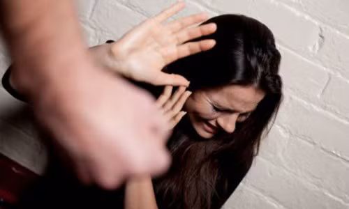 Vi dong nghiep dua, dem nao cung bi chong danh dam