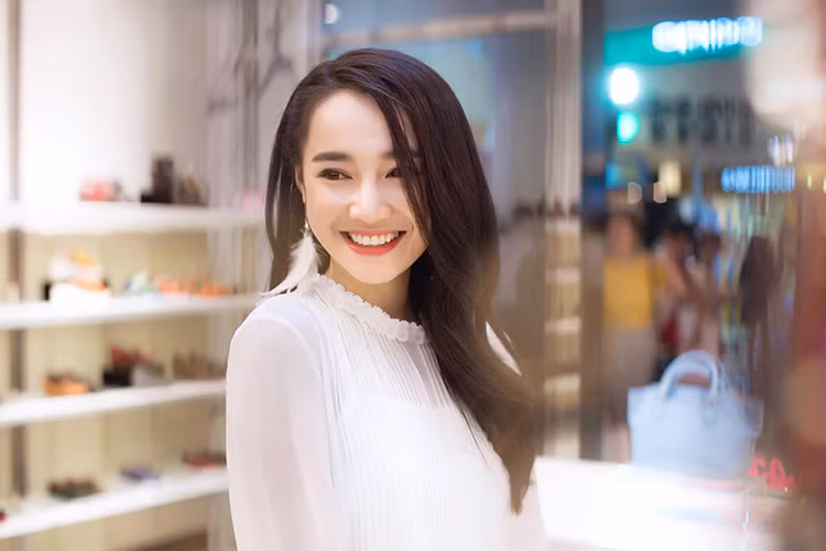 Là nữ diễn viên tài năng, xinh đẹp và nổi tiếng Nhã Phương rất xứng đôi với Trường Giang. Ảnh: FBNV