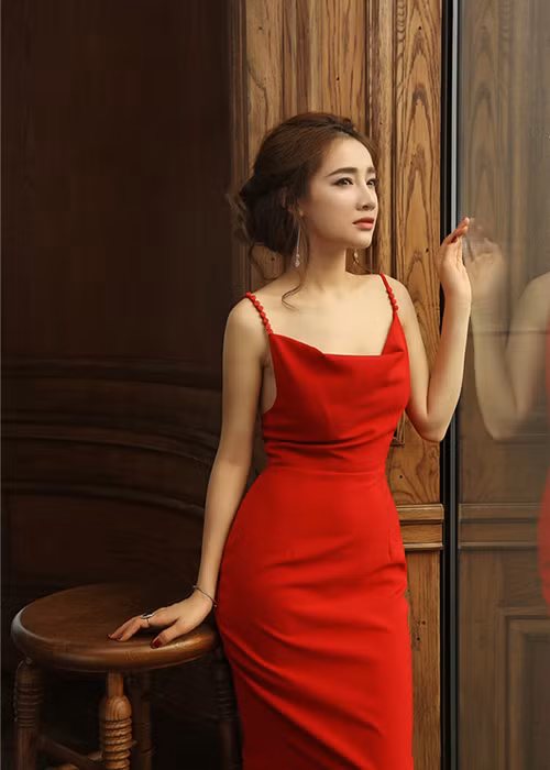 Nữ diễn viên phim “Tuổi thanh xuân” khoe vai trần quyến rũ với váy 2 dây thanh lịch tông màu đỏ. Ảnh: Zing