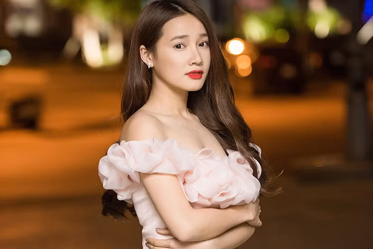 Đặc biệt, vòng một đầy đặn, tự nhiên của Nhã Phương là niềm mơ ước của không ít cô gái. Ảnh: FBNV