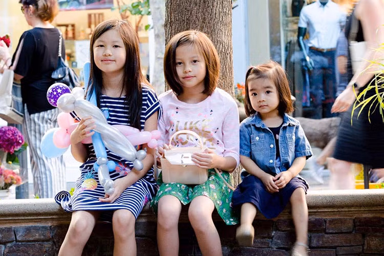 Cựu siêu mẫu Ngọc Thúy khoe 2 cô con gái ngày càng xinh xắn: bé Heo Sữa (10 tuổi) và bé Boba (9 tuổi).