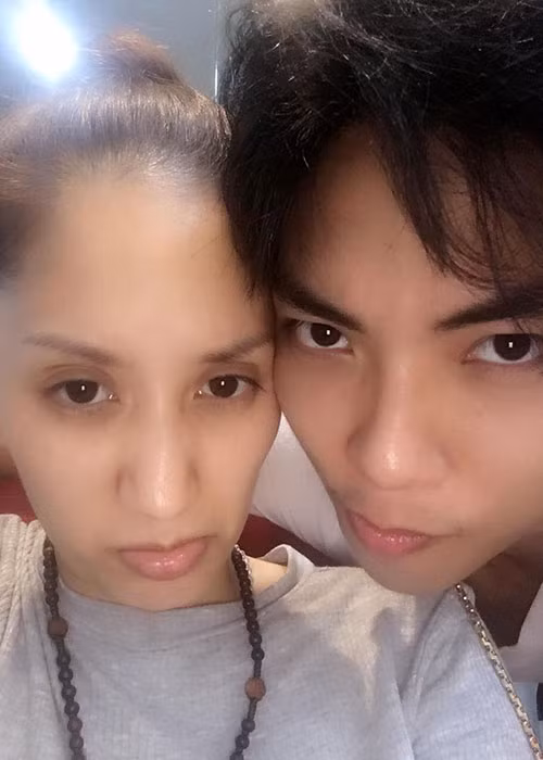 Vợ chồng Phan Hiển - Khánh Thi nhí nhảnh bên nhau trong ngày cuối tuần bận rộn với công việc.