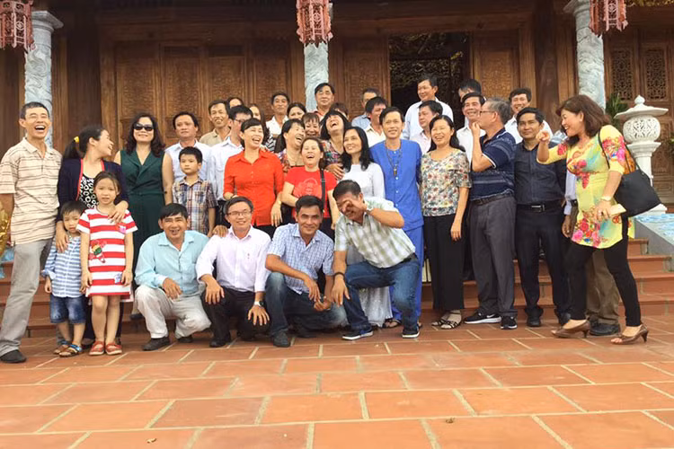 Danh hài Hoài Linh vui mừng khi gặp lại thầy cô và bạn bè (Trường phổ thông trung học Thống Nhất A, niên khóa 1985-1988) tại nhà thờ Tổ.