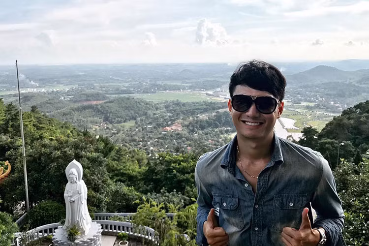 Anh Dũng "Sống chung với mẹ chồng" đặt chân đến Thiền viện Trúc Lâm Tây Thiên để cầu sức khỏe, bình an cho bố mẹ.