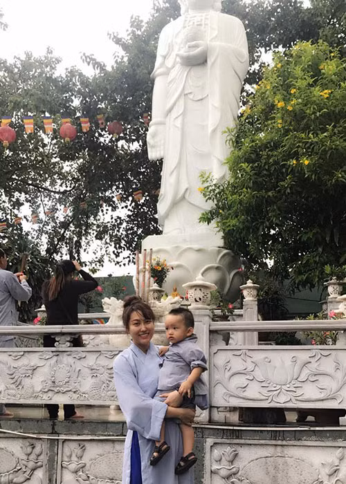  Hot Face sao Việt 24h: Cách đây ít ngày, Phi Thanh Vân trải qua ca đại phẫu thuật thẩm mỹ. Mới đây, cô đã dẫn con trai đi chùa để cảm ơn trời phật cho gia đình cô được bình an, may mắn.