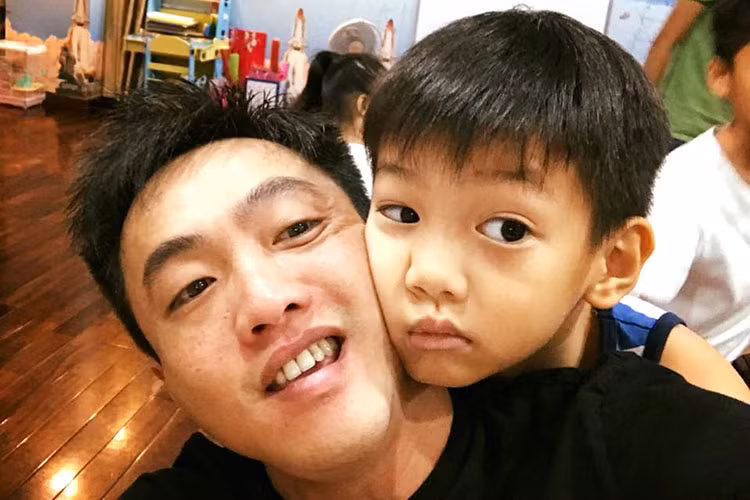 Cường Đô-la tận hưởng ngày cuối tuần vui vẻ bên con trai. Gần đây, anh bất ngờ vướng tin đồn có mối quan hệ tình cảm với Đàm Thu Trang.