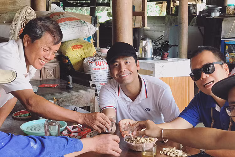 MC Phan Anh về Phương Điền (Hà Tĩnh) xem tiến độ dự án nhà chống lũ là một trong những tin tức sao Việt trong ngày 24/7.