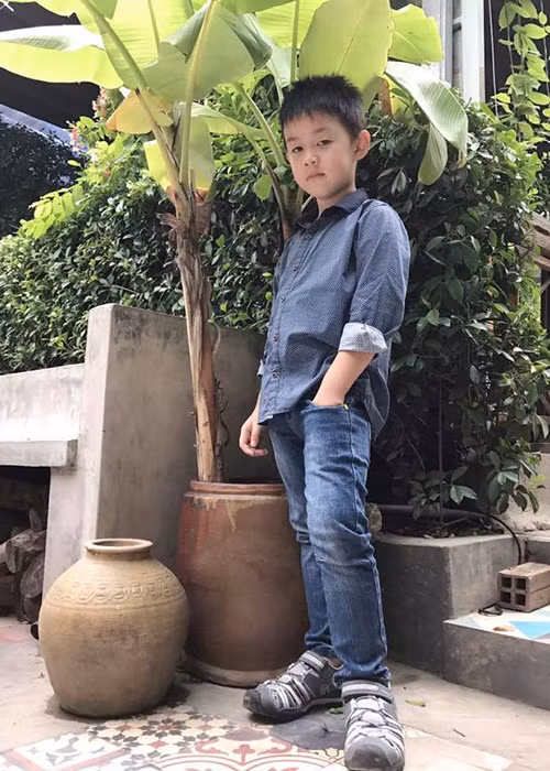 Bé Cà Pháo - con trai của Lê Phương và Quách Ngọc Ngoan ra dáng “thanh niên nghiêm túc” khi sắp tròn 5 tuổi. “Mẹ đã thật hạnh phúc khi có con cùng mẹ đồng hành qua mọi cung bậc cuộc đời! Hãy luôn là chàng trai “thiên thần quân tử” như tên gọi của mình, con yêu nhé”, Lê Phương viết.