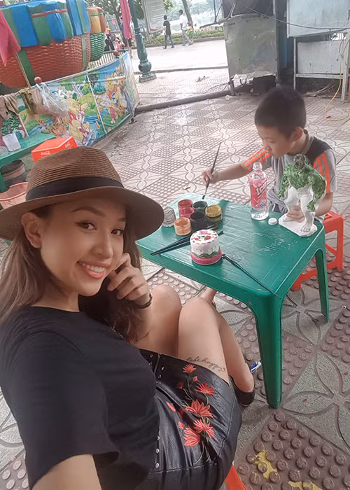 MC Vân Hugo dành trọn một ngày đưa con trai đi chơi.