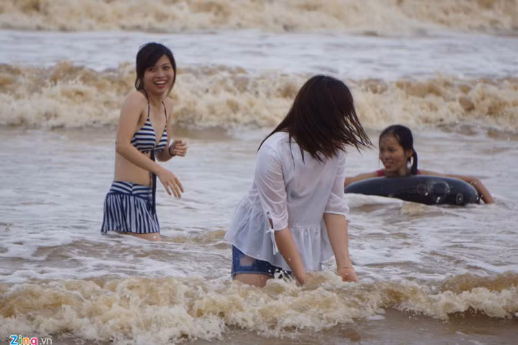 Nhiều cô gái vô tư nô đùa trong lúc biển động.
