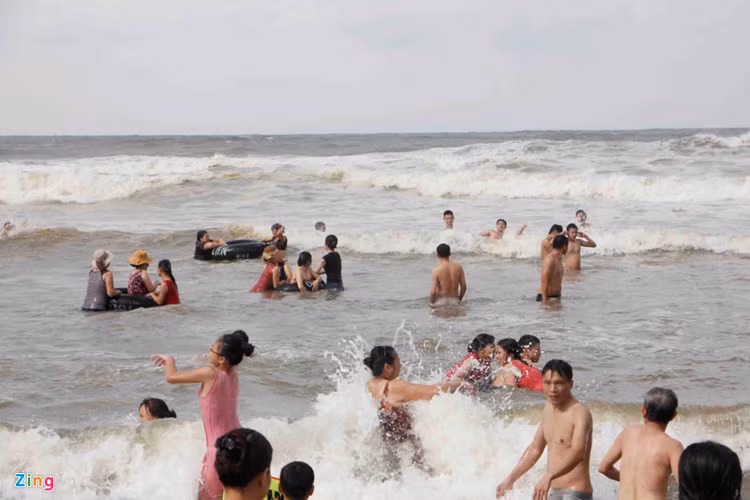 Trong khi đó, chiều cùng ngày, tại các bãi biển như Cửa Lò, Cửa Hội (Nghệ An) sóng biển càng lúc càng dữ nhưng nhiều người vẫn xuống tắm.