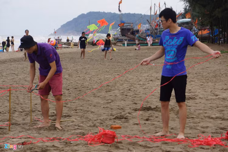 Cũng tại khu vực bãi D, một nhóm bạn trẻ vẫn quyết định tổ chức trò chơi nhóm khi bão đang đổ bộ vào đất liền. Khi được hỏi, một người trong nhóm này trả lời rằng "khi nào bão vào thì tụi em dừng".