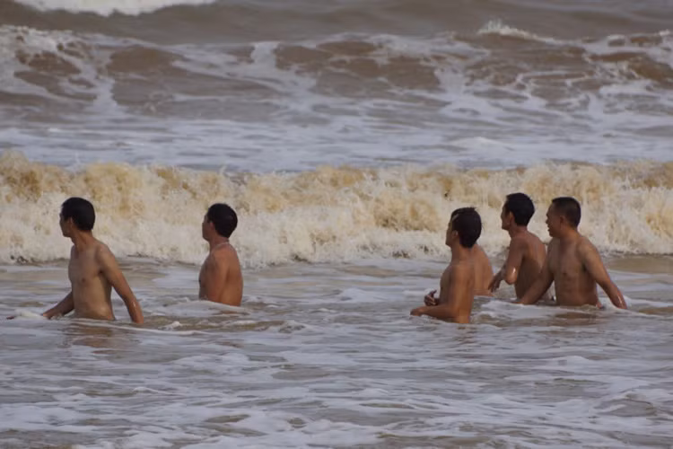 Tuy nhiên, nhiều người vẫn bất chấp lệnh cấm và xuống tắm. Thậm chí, nhiều nhóm khách còn cố tình tiến ra xa khu vực sóng dữ để thử "cảm giác mạnh".