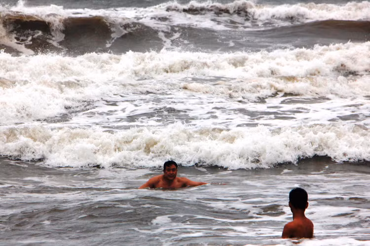 Nhiều người bất chấp nguy hiểm, tắm biển cách xa bờ hơn chục mét.