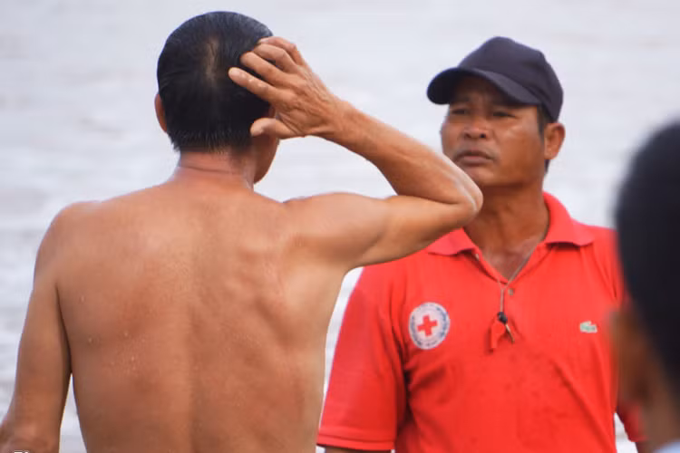 Nhân viên cứu hộ (áo đỏ) đã phải xuống tận nơi để đưa người đàn ông này lên bờ. Bị cấm tắm, ông này phản ứng và cho rằng "vẫn an toàn". Tranh cãi chỉ dừng lại ít phút sau đó khi có sự can ngăn của nhiều người.