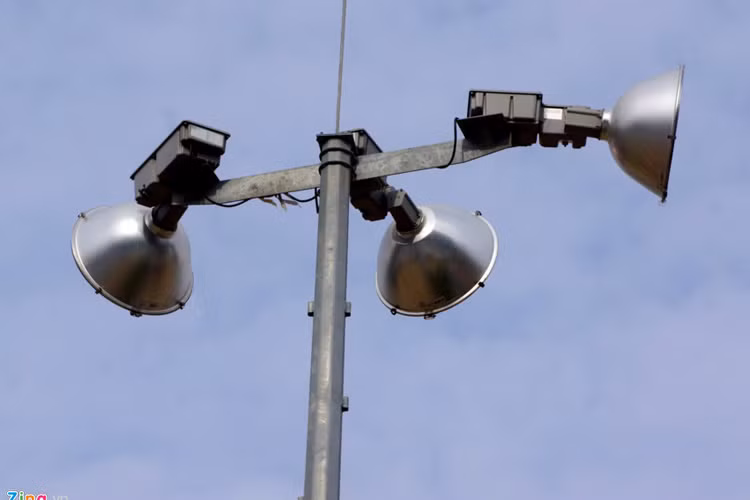 Loa phát thanh sát đường Hồ Xuân Hương liên tục phát đi thông tin bão số 2 sắp đổ bộ và yêu cầu người dân lên bờ.