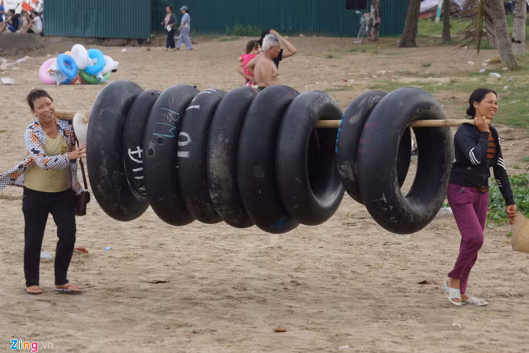 Cuối giờ chiều cùng ngày, trước yêu cầu của lực lượng chức năng, nhiều người đã chuyển phao cho du khách thuê lên bờ. Tuy nhiên, ghi nhận tại các bãi tắm C, nhiều nhóm người vẫn cố tình chèo kéo khách thuê phao tắm.