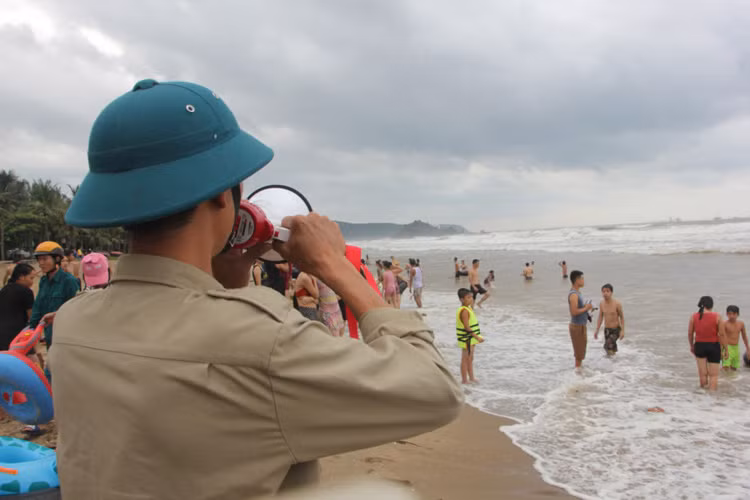 Trên bờ, lực lượng chức năng địa phương liên tục dùng loa thông báo người dân không được xuống tắm biển trong thời tiết nguy hiểm, nhưng nhiều người vẫn bất chấp cảnh báo.
