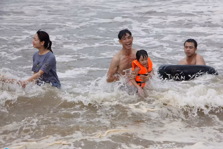 Và đưa cả trẻ con xuống tắm cùng.