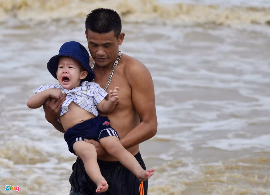 Bé Tít (Thanh Hóa) được bố dẫn ra biển nghịch sóng, nhưng em đã sợ hãi và đòi lên bờ.