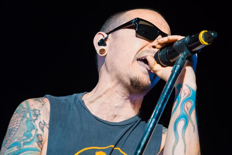 Hồi còn đi học, giọng ca chính của Linkin Park thường xuyên bị bắt nạt ở trường. “Tôi bị đánh như một con búp bê ở trường học, vì trông ốm yếu và khác người”, Chester tiết lộ về một biến cố khác trong cuộc đời. Ảnh: Getty Images