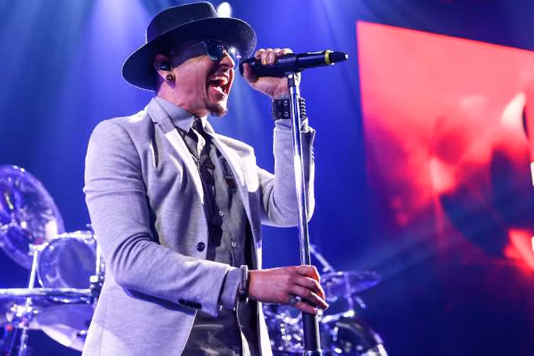 Người hâm mộ trên toàn thế giới vô cùng bàng hoàng và tiếc thương giọng ca chính của nhóm nhạc huyền thoại Linkin Park qua đời. Trước khi mất, Chester Bennington có một tuổi thơ không mấy êm đềm. Ảnh: Getty Images