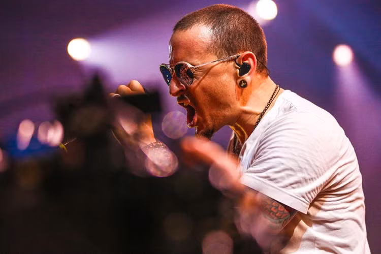 Chester Bennington đã âm thầm chịu đựng việc bị lạm dụng tình dục trong suốt 6 năm vì sợ chuyện xấu sẽ xảy ra nếu anh lên tiếng. “Tôi không muốn mọi người nghĩ tôi nói dối. Đó thực sự là kí ức kinh hoàng”. Ảnh: Getty Images