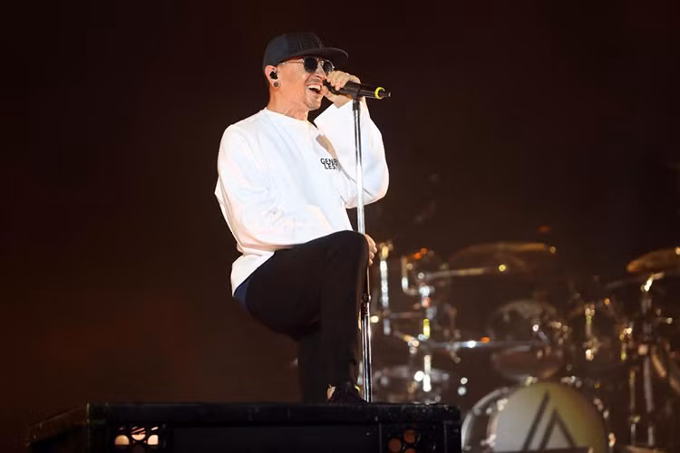 Chester Bennington sinh năm 1976 trong một gia đình có mẹ làm y tá còn bố là một thanh tra cảnh sát. Lúc lên 7 tuổi, nam ca sĩ bị lạm dụng tình dục bởi một người bạn lớn hơn anh vài tuổi. Ảnh: Getty Images