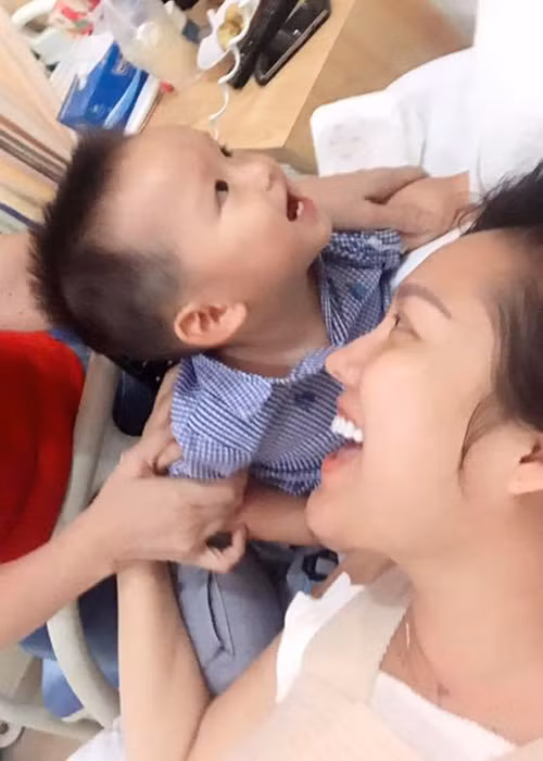 Mới nhất, trên trang cá nhân, “nữ hoàng dao kéo” đăng tải hình ảnh bên con trai sau 21 tiếng đồng hồ thực hiện ca phẫu thuật.