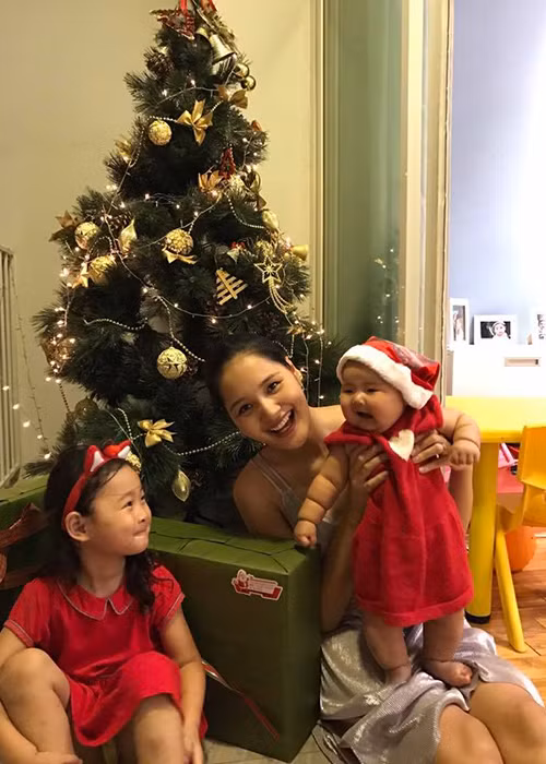 “Thương yêu em, tuổi mới mong em giữ phong độ, cứ toe toét, cười tít mắt, ăn no bụng rồi chạy nhảy cả ngày nha”, Hương Giang viết lời yêu thương dành cho cô con gái vừa tròn 1 tuổi.