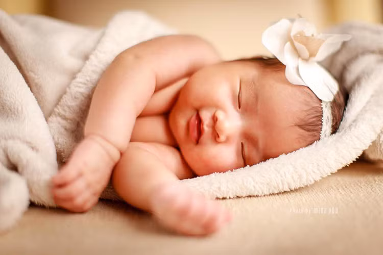 Trên trang cá nhân, Hoa hậu Hương Giang đã đăng tải loạt ảnh con gái thứ 2 của mình nhân dịp bé tròn một tuổi.