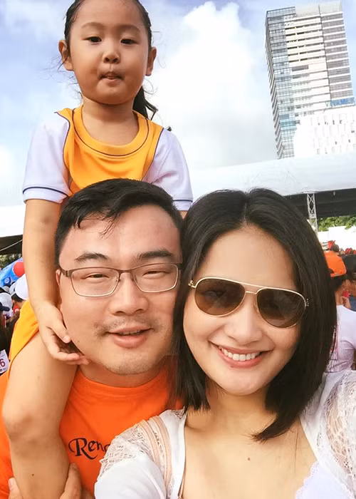 Tháng 3/2013, vợ chồng Hương Giang đón con gái đầu lòng. Hiện tại, người đẹp sinh năm 1987 có tổ ấm vô cùng hạnh phúc.