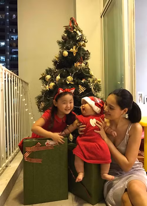 Hoa hậu đẹp nhất châu Á 2009 cho biết, bé Polar luôn bận rộn leo trèo. Cô nhóc gọi bà và bố nhưng vẫn chưa gọi mẹ. Tuy nhiên, bé quấn mẹ nhất.