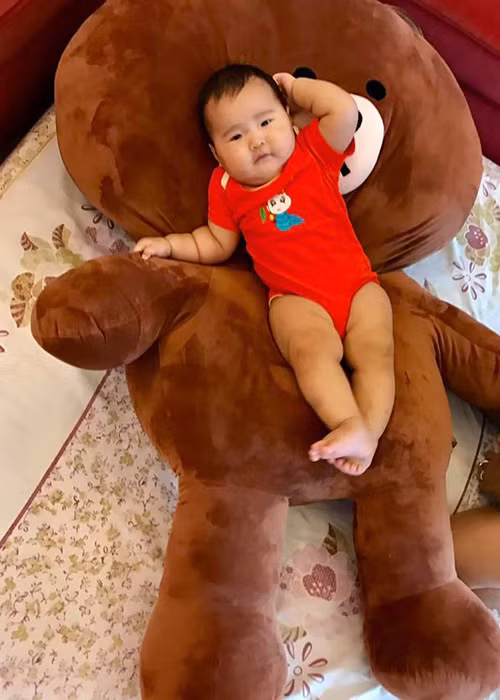 Hương Giang tiết lộ hình ảnh rõ mặt con gái thứ 2 sau một năm giấu kín.