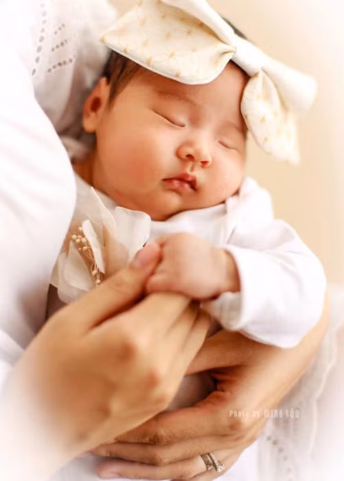 “Mẹ chộn rộn mấy ngày nay để ngóng chờ tới sinh nhật đầu tiên - em bé Polar của mẹ tròn 1 tuổi! Mẹ yêu em, cả nhà yêu em nhiều thật nhiều”, Hương Giang chia sẻ.