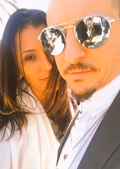 Vợ Chester Bennington thường xuyên chia sẻ những dòng tâm sự hạnh phúc với chồng trên Twitter. Tháng 6 vừa qua, cô khoe ảnh bên Chester đồng thời viết: “Chúc mừng Ngày của cha với người đàn ông trong giấc mơ của em. Anh là người cha tốt nhất!”. Ảnh: Twitter