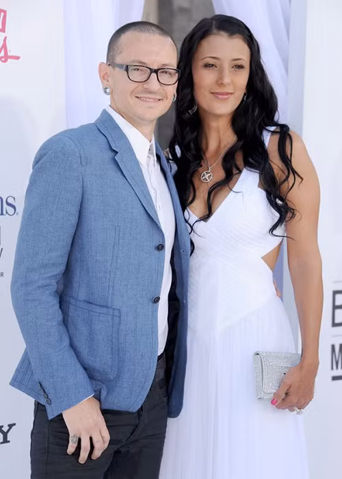 Thủ lĩnh nhóm Linkin Park từng viết những bức thư tình cho vợ. Chester còn từng sáng tác ca khúc “Give me your name” dành tặng người kéo anh ra khỏi bóng tối của vụ ly hôn đầu tiên. Ảnh: Wireimage