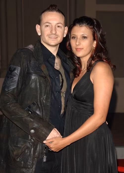 Không lâu sau khi chính thức ly hôn người vợ đầu tiên Samantha Marie Olit vào năm 2005, Chester Bennington nhanh chóng kết hôn với Talinda. Trong 12 năm chung sống, cả hai có với nhau 3 người con: Tyler Lee 11 tuổi và cặp song sinh 6 tuổi Lila và Lilly. Ảnh: Pinterest