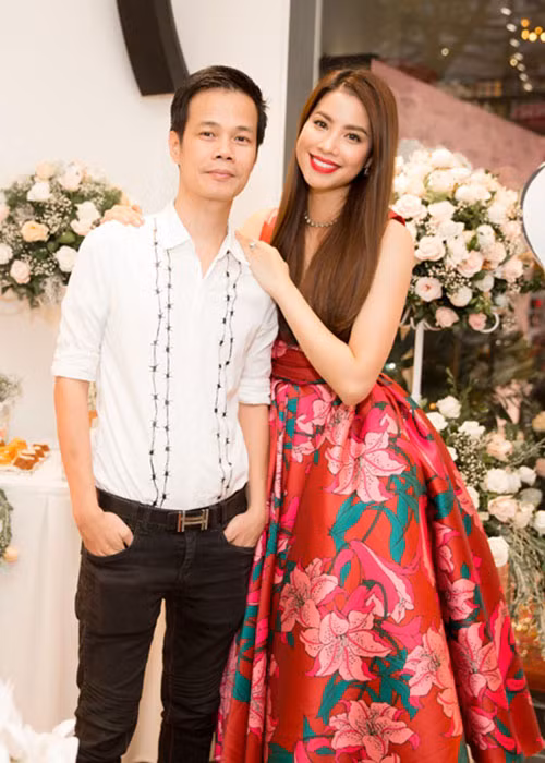 Phạm Hương thân thiết bên NTK Hoàng Hải khi anh đến tham dự buổi khai trương quán.