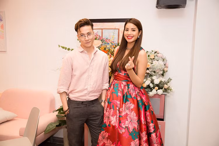 Ngoài ra, Phạm Hương cho biết, hiện tại không thể dành toàn bộ thời gian cho công việc kinh doanh vì bố bị bệnh nặng. Sáng nay (ngày 29/7), Phạm Hương trở về Hải Phòng để chăm sóc bố.