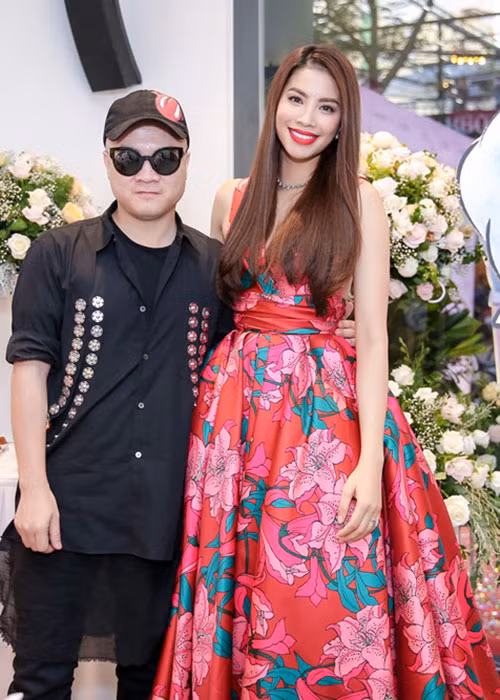 Phạm Hương hạnh phúc khi rất nhiều nghệ sĩ trong nghề dù có lịch làm việc dày đặc nhưng đã thu xếp thời gian để tới chung vui với cô.