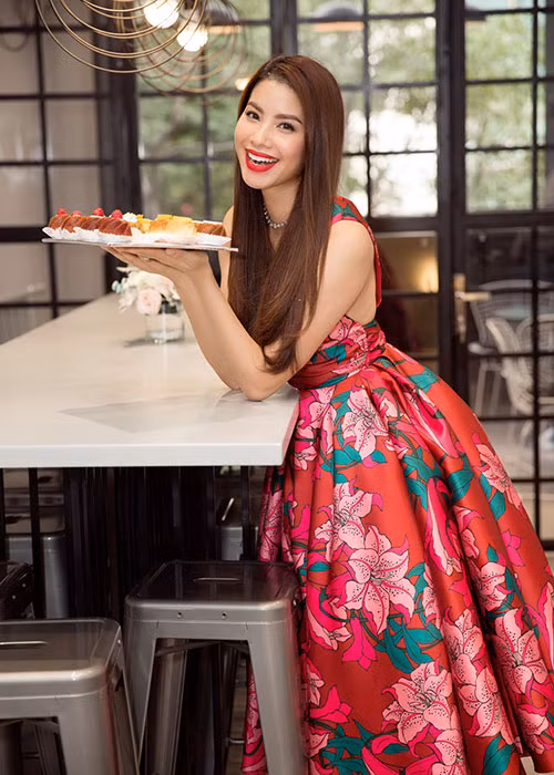 Dù sự kiện khai trương gặp sự cố, Phạm Hương khá bình thản. Cô đã tự tay làm những món đồ uống dành cho các khách mời.