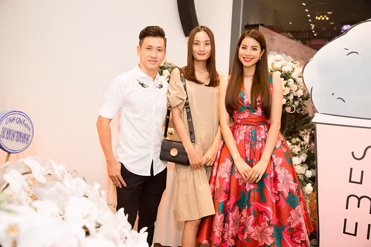 Chỉ trong vòng 1 tuần, Phạm Hương vừa phải lo tổ chức đám cưới cho em trai, vừa tham gia quay một số chương trình và hoàn tất những khâu cuối cùng cho việc khai trương.