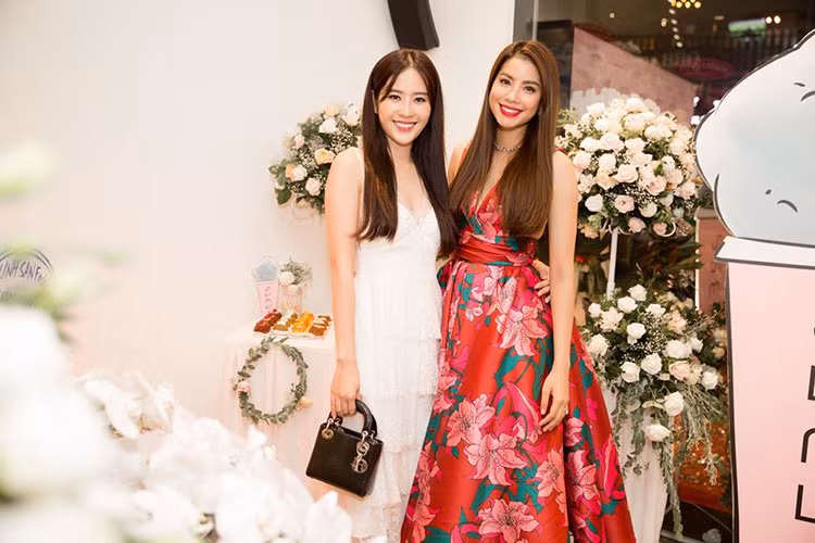 Top 8 cuộc thi Hoa hậu Trái Đất 2016 - Nguyễn Lệ Nam Em đọ sắc cùng Phạm Hương tại buổi khai trương.