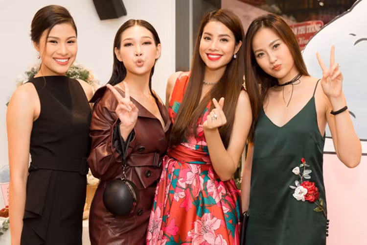 Dàn thí sinh The Face 2016, 2017: Khánh Ngân, Nguyễn Thị Thành, Diệp Linh Châu, Tú Hảo đến chúc mừng Hoa hậu Phạm Hương.