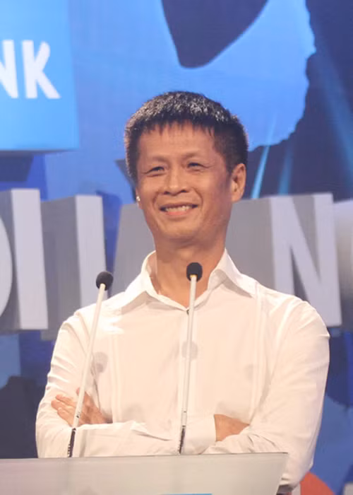 Lê Hoàng từng là đạo diễn đắt show làm giám khảo nhất nhì showbiz. Tuy nhiên, anh cũng là giám khảo bị ném đá không ít lần khi ngồi ghế nóng các chương trình về khiêu vũ, âm nhạc. Vì là một người ngoại đạo trong các lĩnh vực này, Lê Hoàng đánh giá các thí sinh với những nhận xét rất chung chung. Ảnh: Lao động