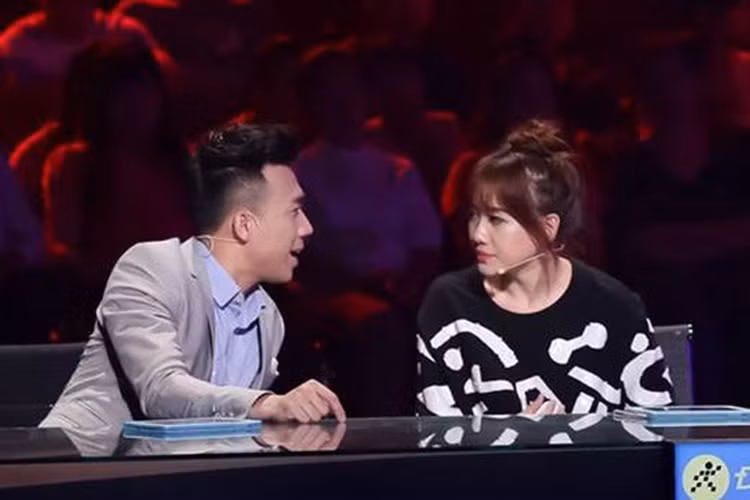 Hari Won cũng vướng phải sự chỉ trích của khán giả khi ngồi ghế nóng cuộc thi âm nhạc, diễn xuất Biến hóa hoàn hảo. Ngay khi có tên trong danh sách dàn ban giám khảo, cô đã bị chê không đủ trình độ chuyên môn trong lĩnh vực ca hát, diễn xuất để nhận xét các thí sinh như Đức Phúc, Tố My... Ảnh: VTV