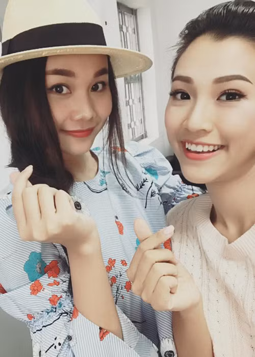 MC Hoàng Oanh thân thiết bên siêu mẫu Thanh Hằng. Nữ MC chia sẻ cô ngưỡng mộ đàn chị từ rất lâu.