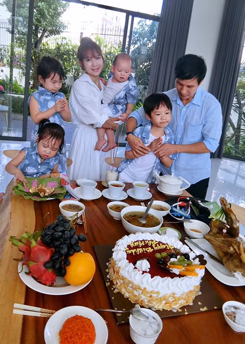 Vợ chồng Lý Hải - Minh Hà đã làm thôi nôi cho cậu con trai út - bé Mio. Hình ảnh gia đình hạnh phúc của cặp đôi khiến nhiều người ngưỡng mộ.